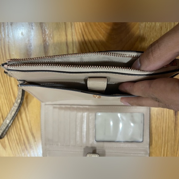 Michael Kors Lizard Embossed Smartphone Wristlet Wallet - Picture 7 of 13